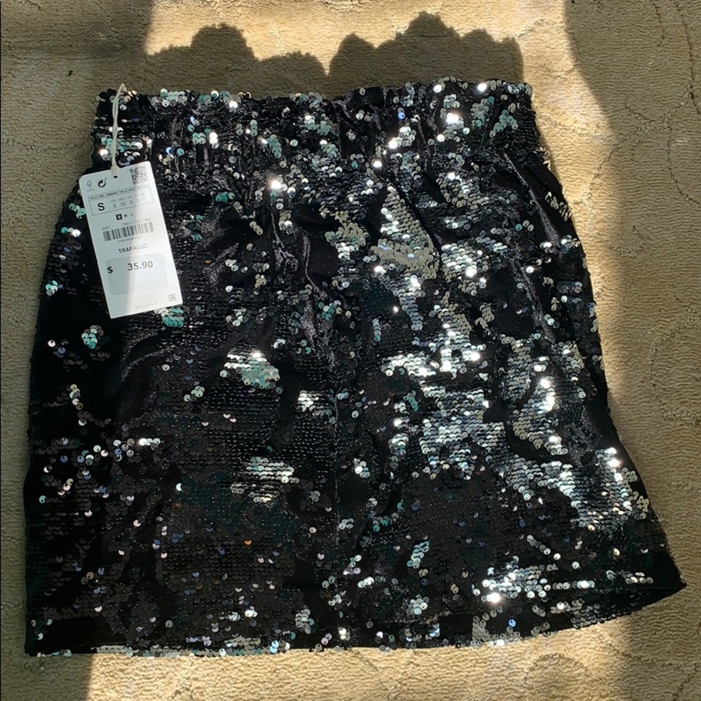 BLK sequin skirt. Never wore !